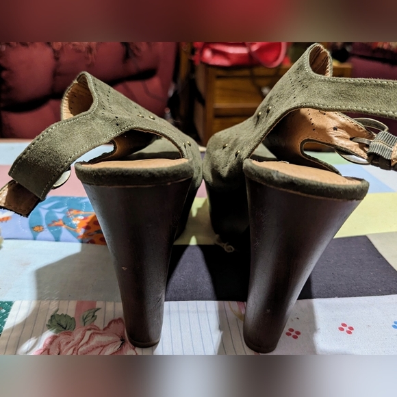 Report Olive Green Suede Heels, Size 9 - Picture 2 of 8